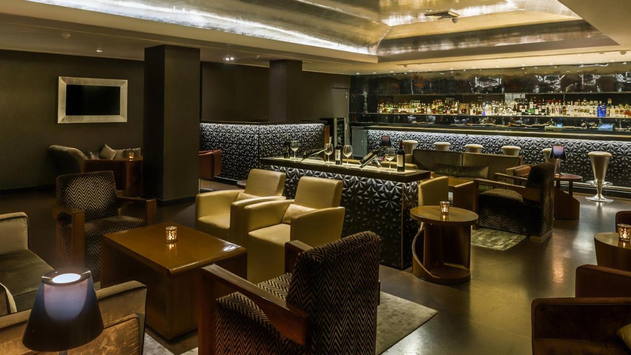 Отель The Claridges Нью-Дели Экстерьер фото The bar at the Concourse Lounge