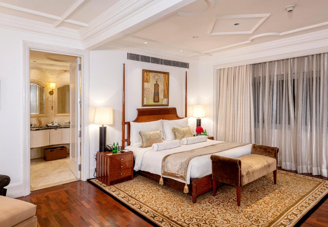 Отель The Claridges Нью-Дели Экстерьер фото A bedroom at the Taj Mahal Palace