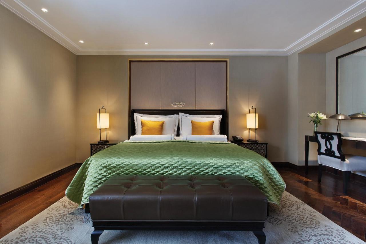 Отель The Claridges Нью-Дели Экстерьер фото A bedroom at the Mandarin Oriental, London