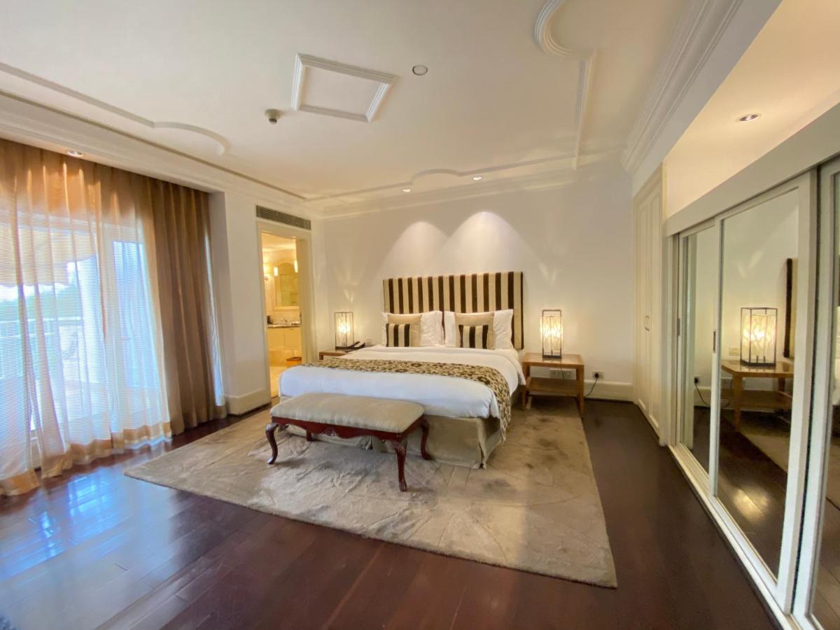 Отель The Claridges Нью-Дели Экстерьер фото A bedroom at the Taj Bengal