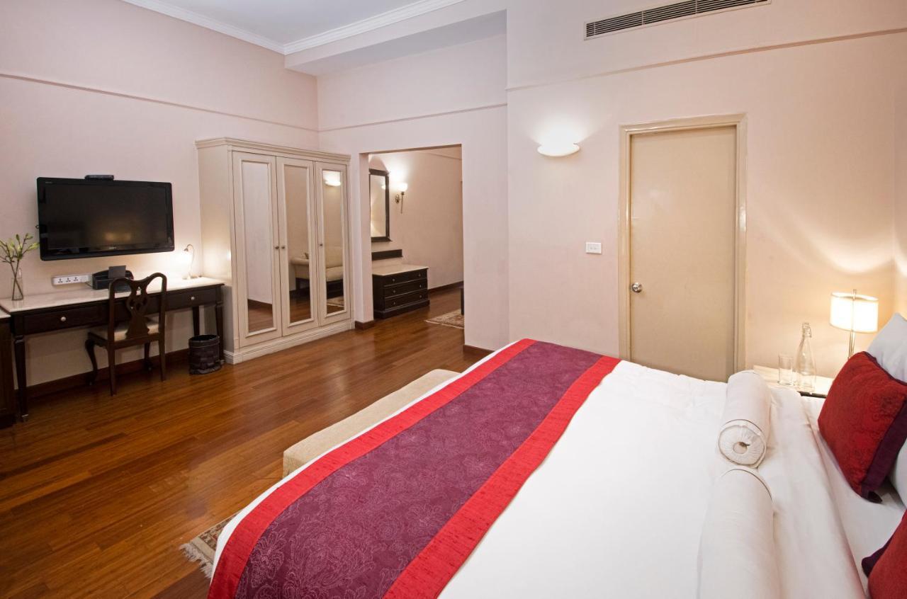 Отель The Claridges Нью-Дели Экстерьер фото A room at the hotel