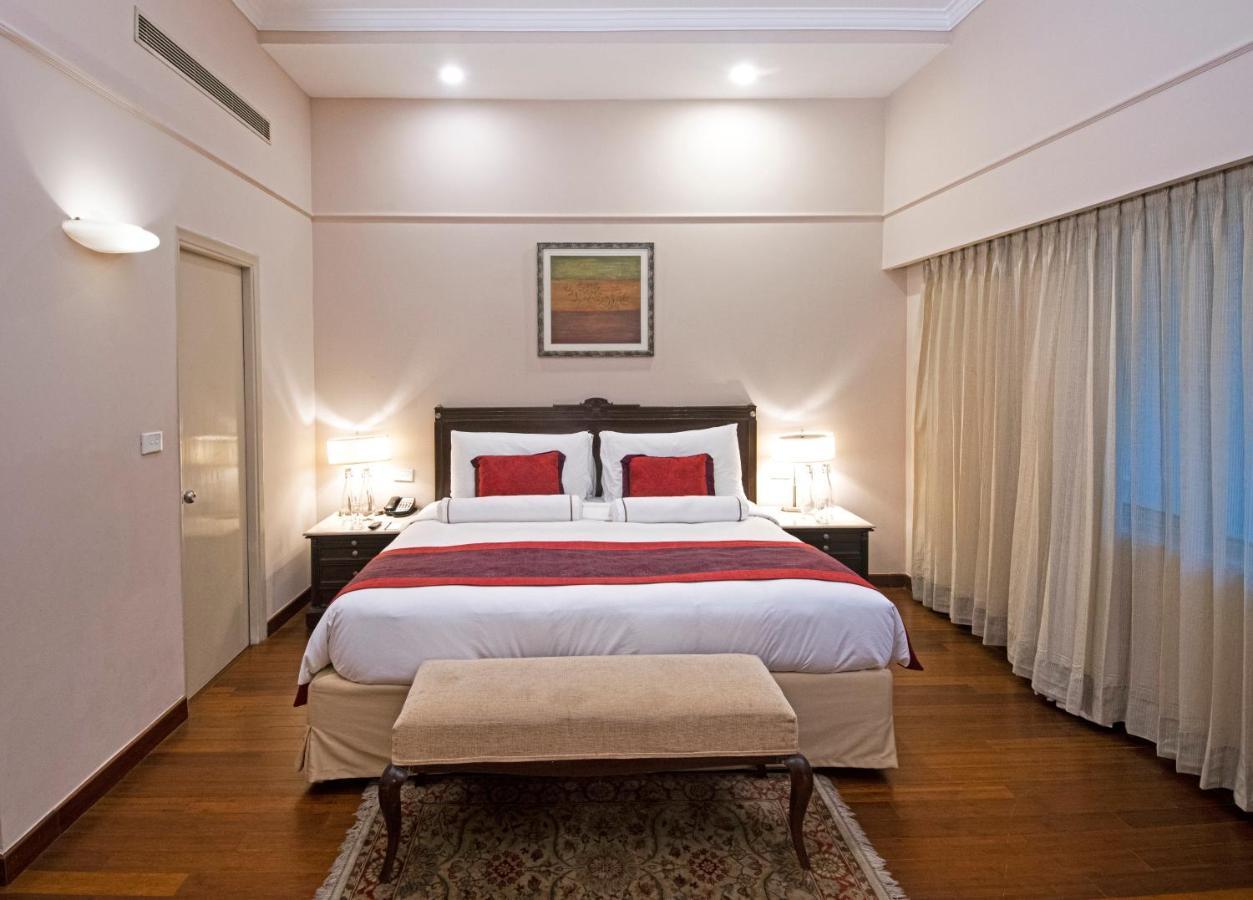 Отель The Claridges Нью-Дели Экстерьер фото A bedroom at the Taj Bengal