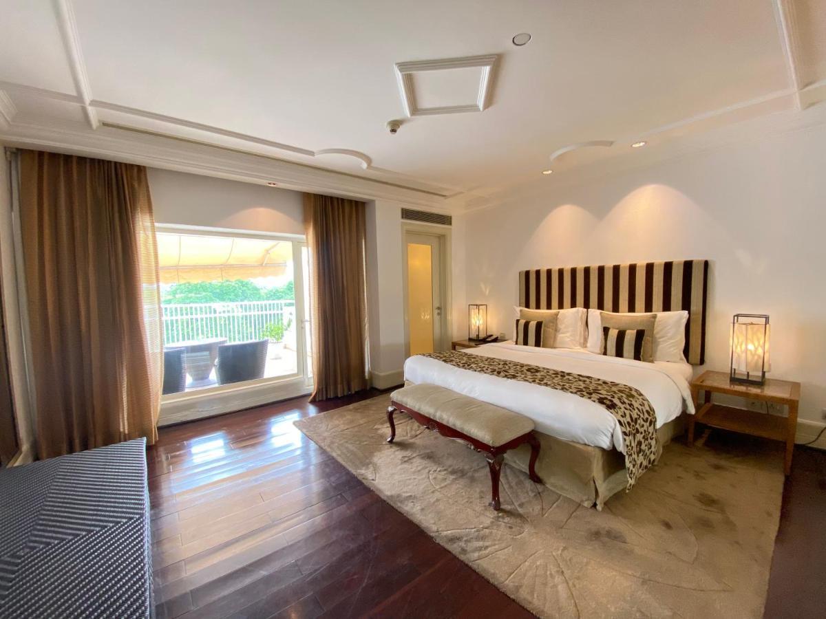 Отель The Claridges Нью-Дели Экстерьер фото A bedroom at the Taj Mahal Palace