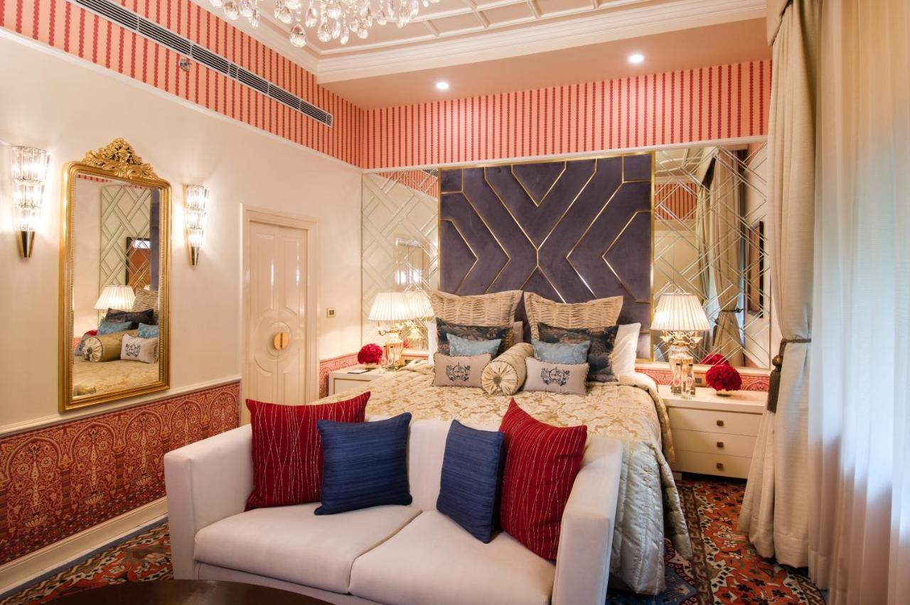 Отель The Claridges Нью-Дели Экстерьер фото A bedroom at the Taj Mahal Palace