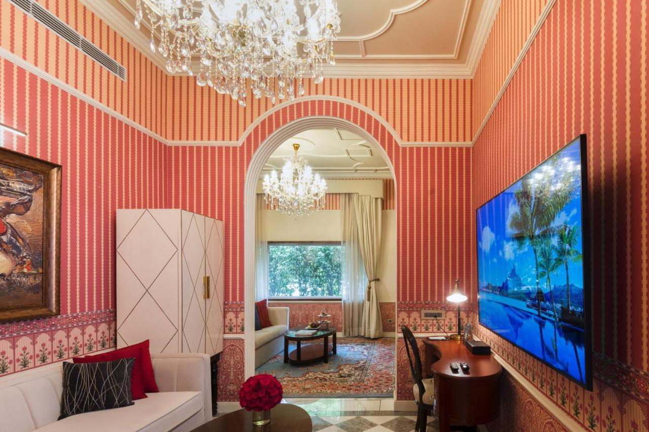 Отель The Claridges Нью-Дели Экстерьер фото A suite at the Taj Mahal Palace