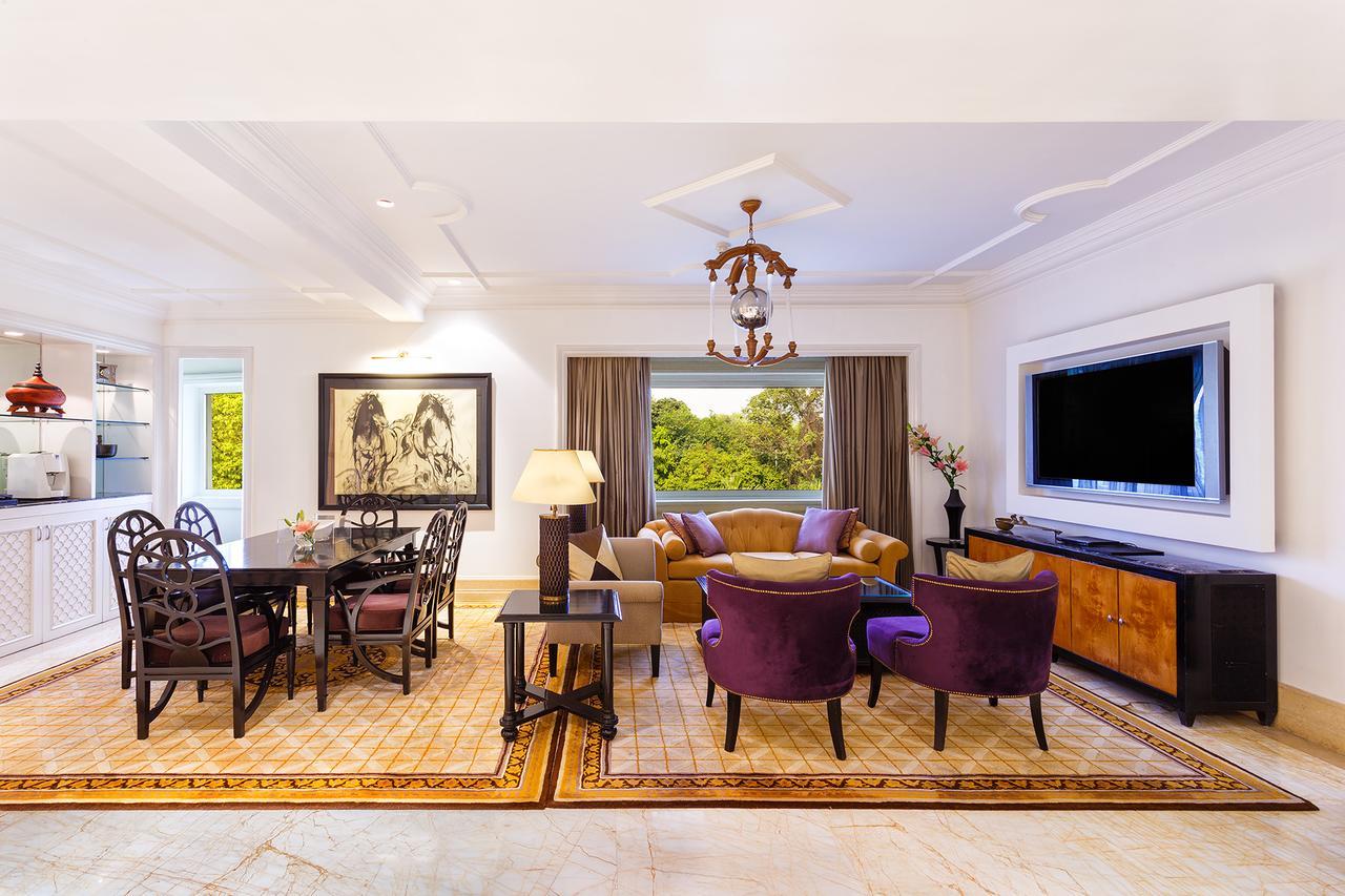 Отель The Claridges Нью-Дели Экстерьер фото A living room in a suite at the Four Seasons Hotel, Mumbai